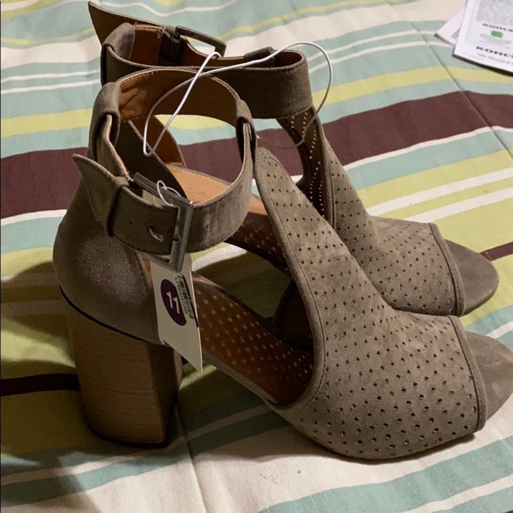 NWT! Taupe Colored Peeptoe.